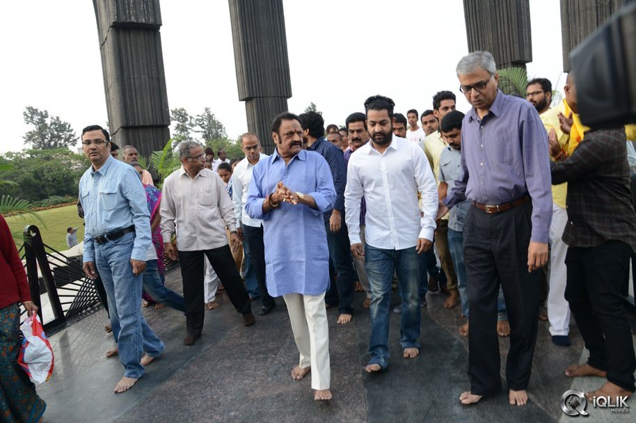 NTR-Family-Visit-to-NTR-Ghat-2016